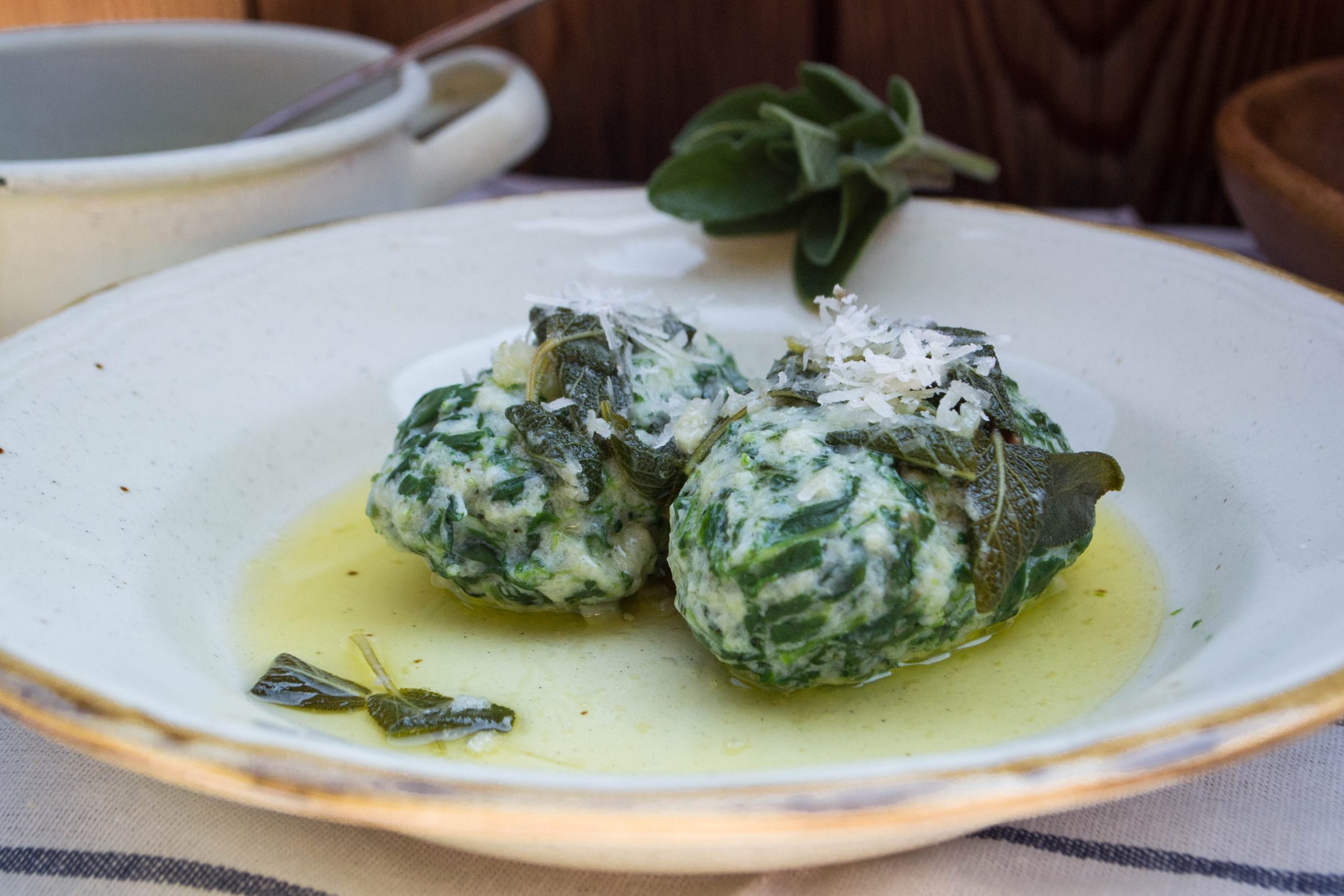 Spinat-Ricotta-Nocken in Salbeibutter