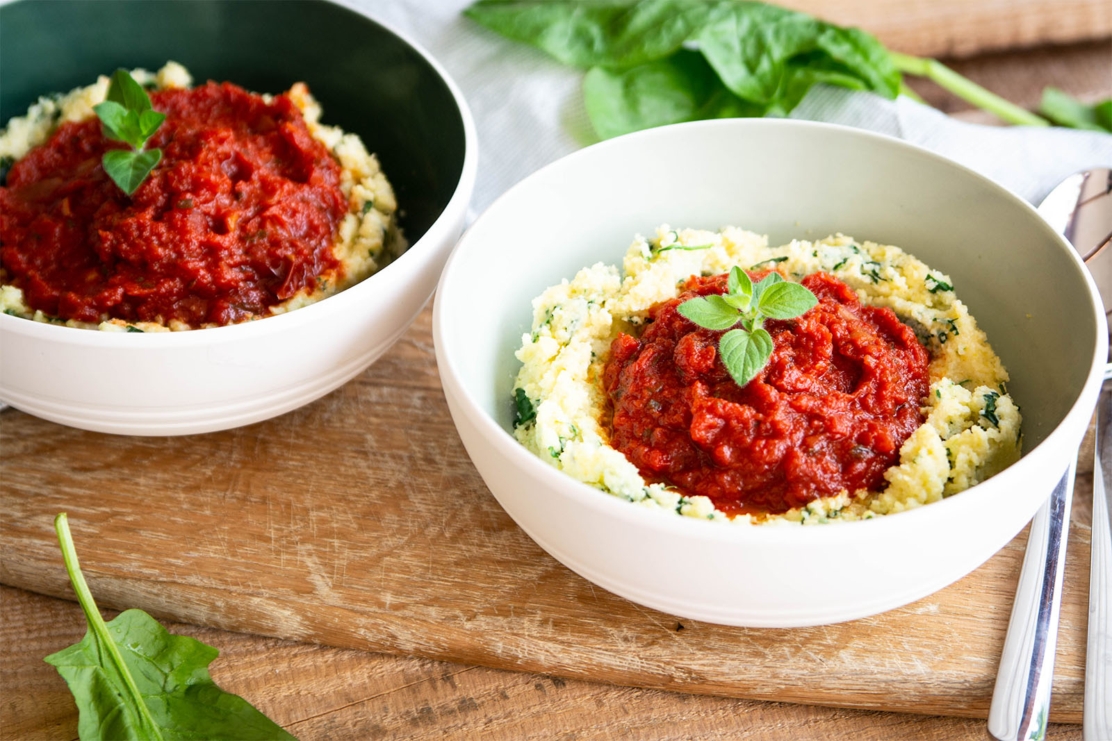 Spinat-Polenta mit Parmesan und Tomatensauce