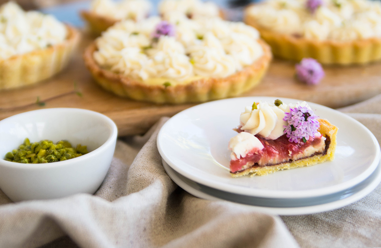 Tartelettes mit Vanillecreme, Rhabarber-Himbeer-Kompott und Mascarpone-Topping