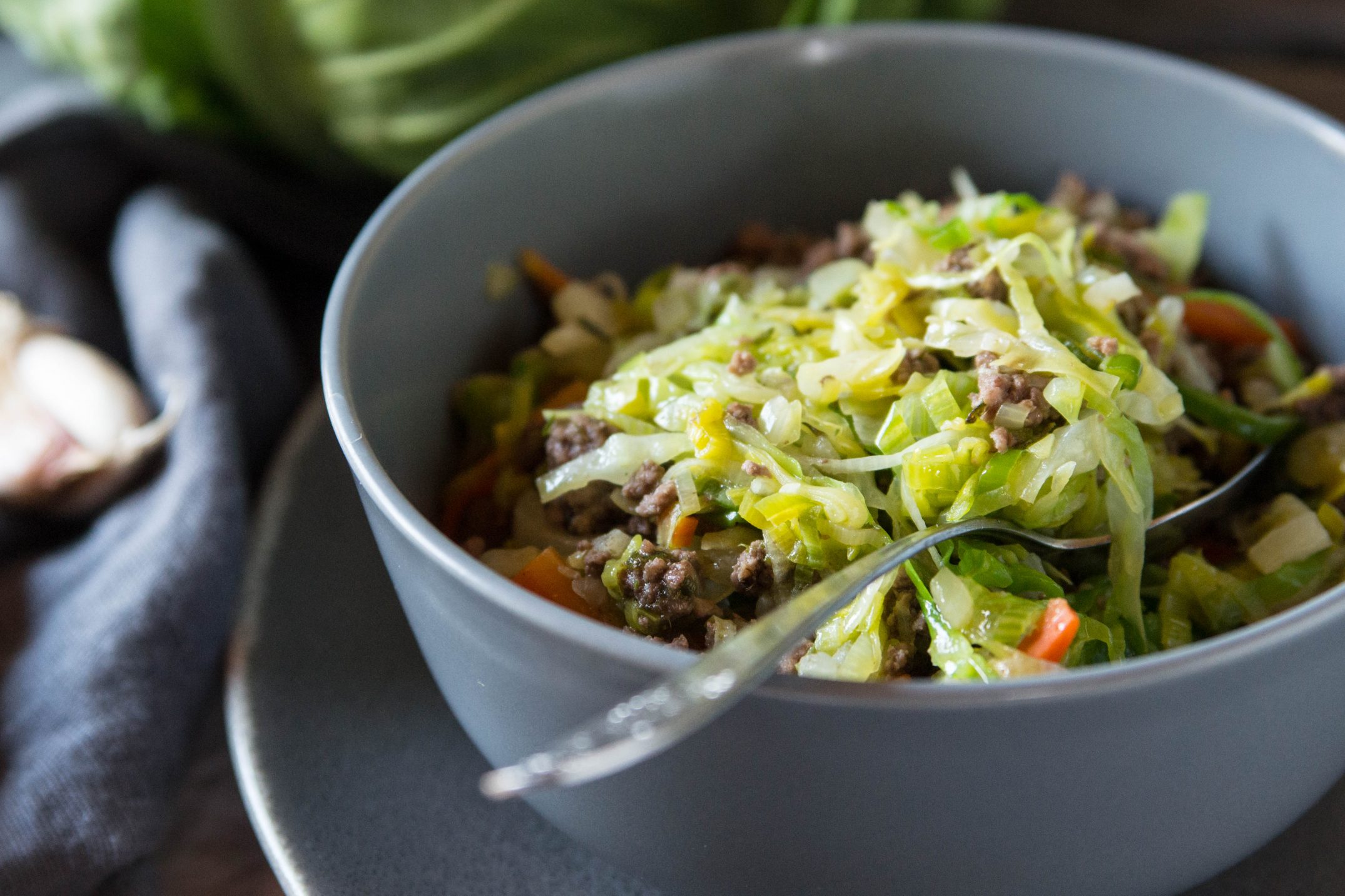 Weißkraut-Gemüsepfanne mit Faschiertem