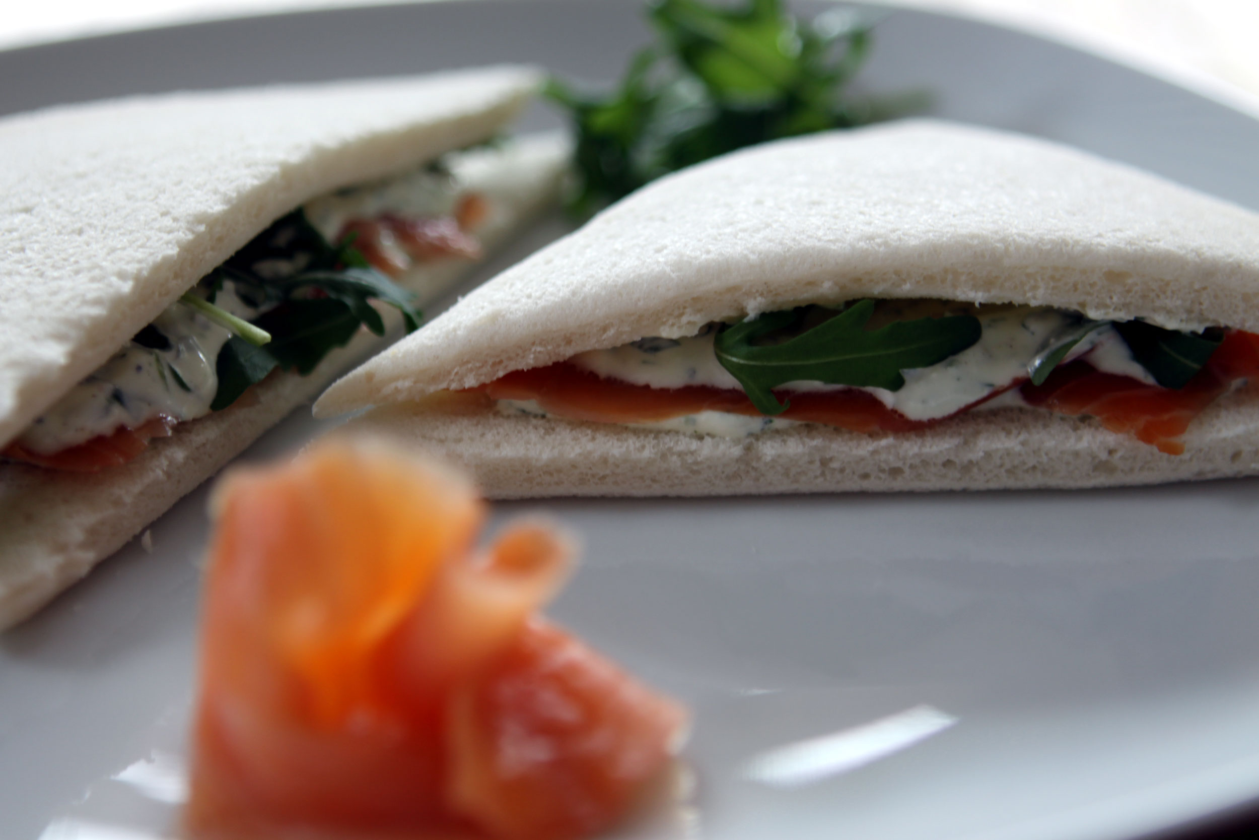Tramezzini mit Rucola und Räucherlachs