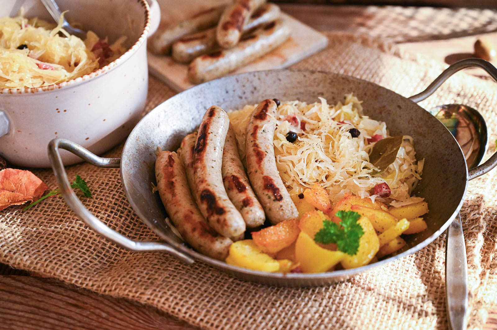 Sauerkraut mit Rostbratwürstchen