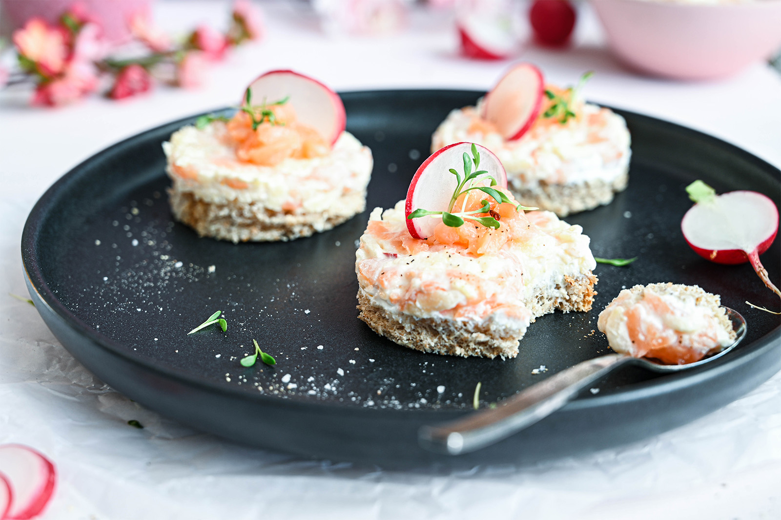 Lachstatar auf Vollkorn-Toast