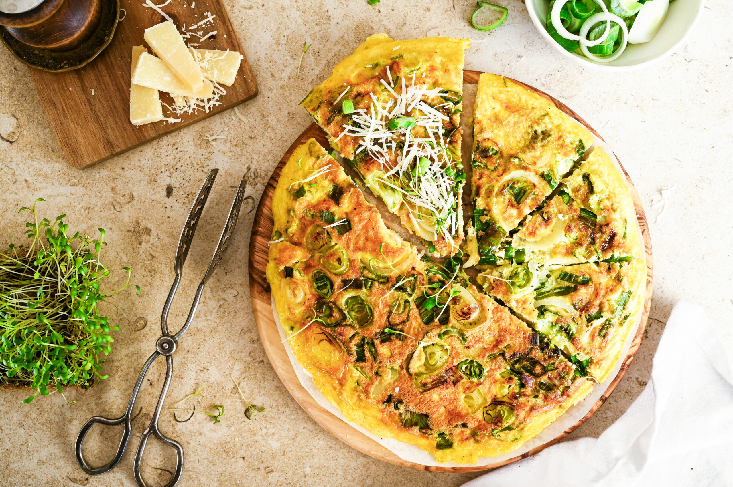 Omelette mit Jungzwiebel und würzigem Käse