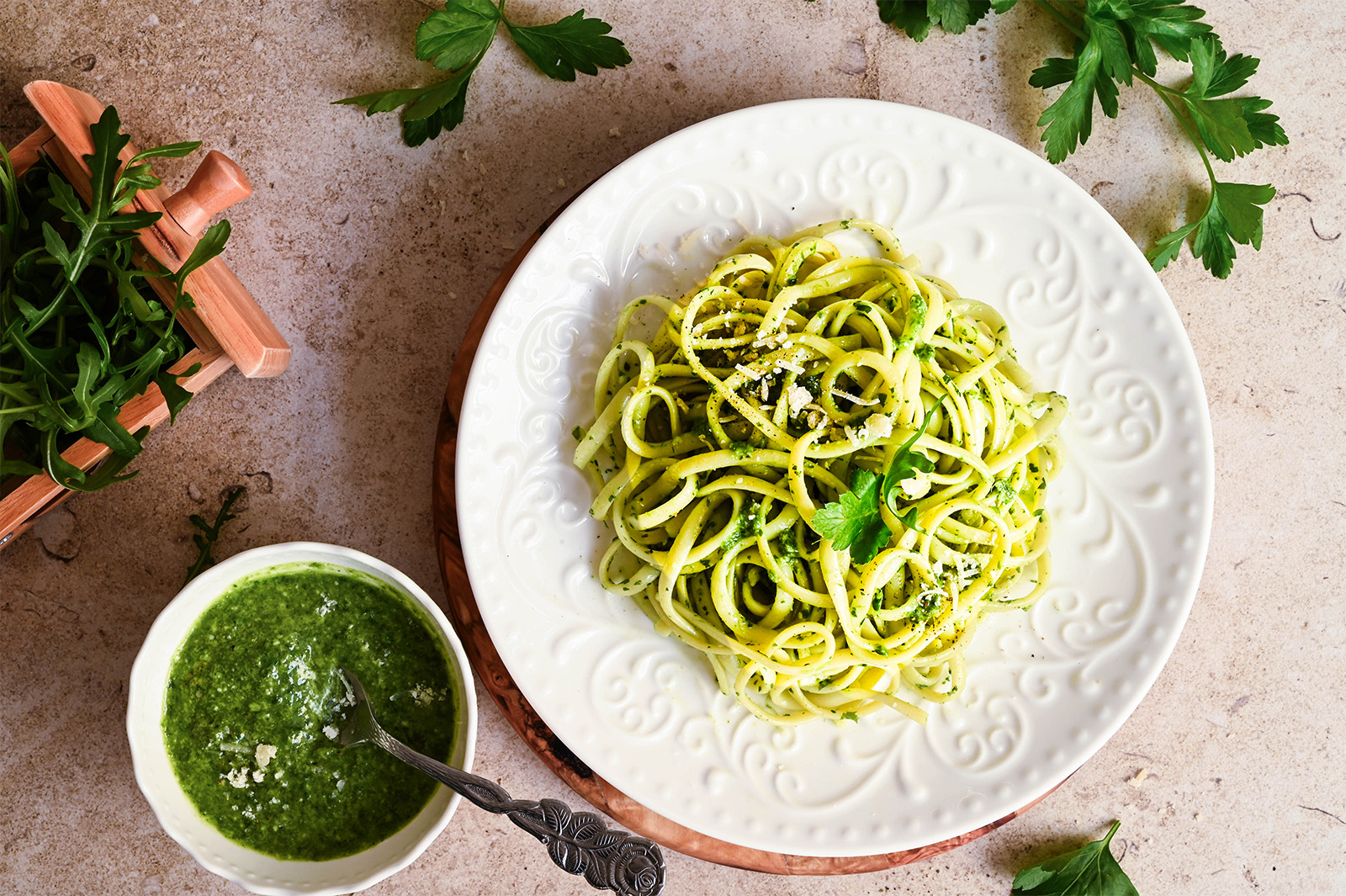 Spaghetti mit Rucola-Petersiliensauce