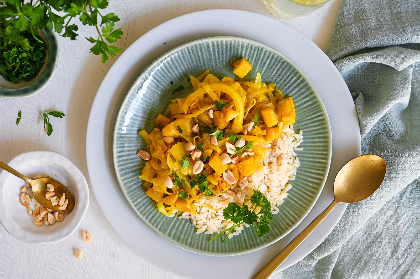 Curry mit Frühkraut und Kartoffeln