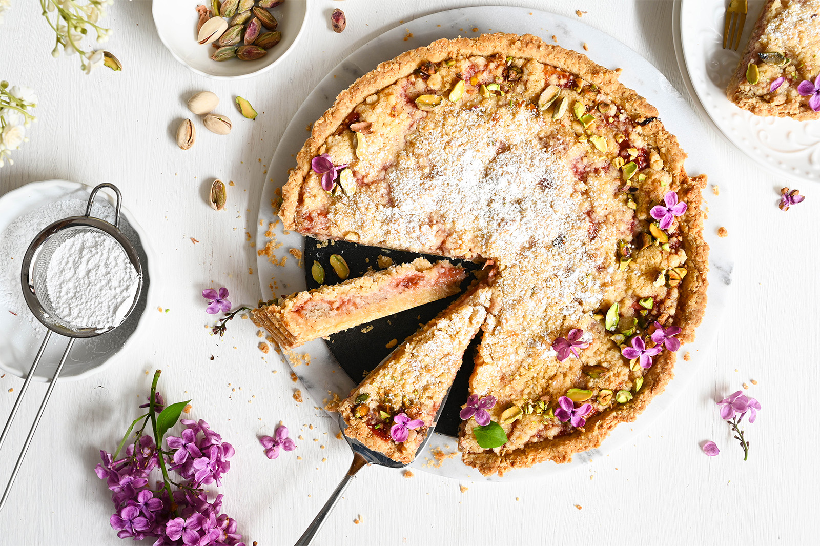 Erdbeer-Rhabarber-Streuselkuchen mit Mandelcreme und Pistazien
