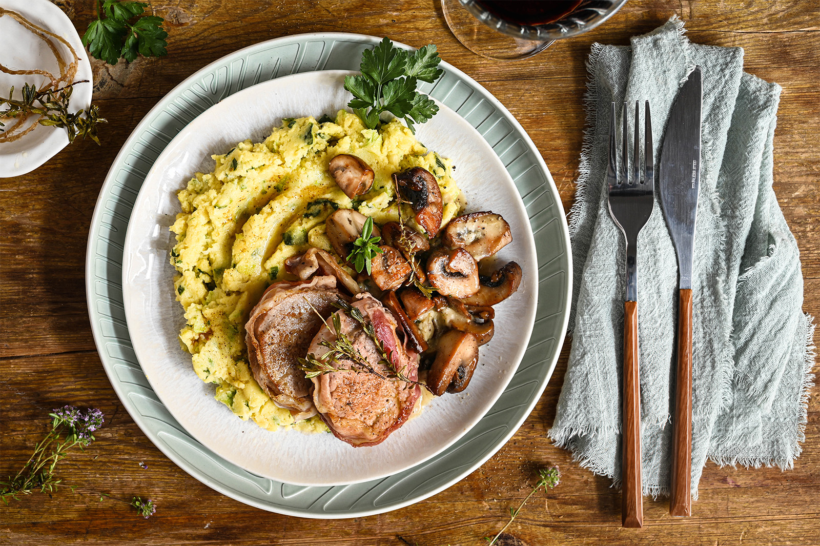 Kalbsfilet im Speckmantel zu Lauch-Polenta