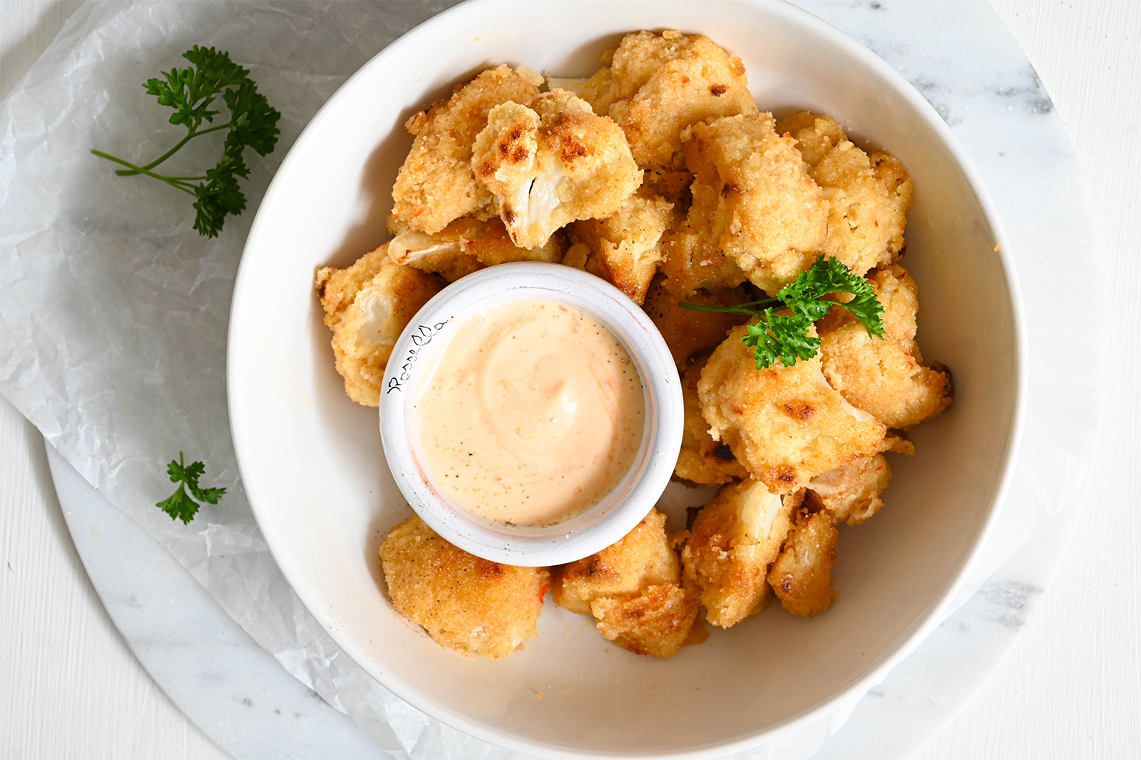 Knusprig gebackener Karfiol mit Dip
