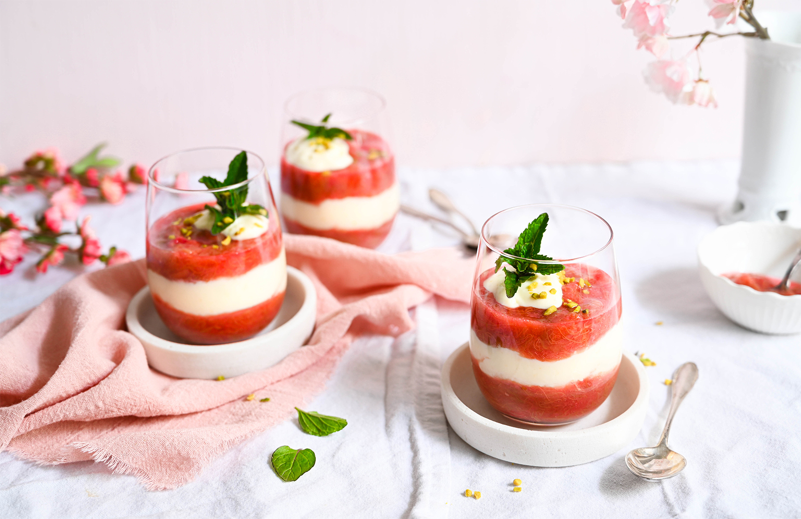 Rhabarber-Schichtdessert im Glas