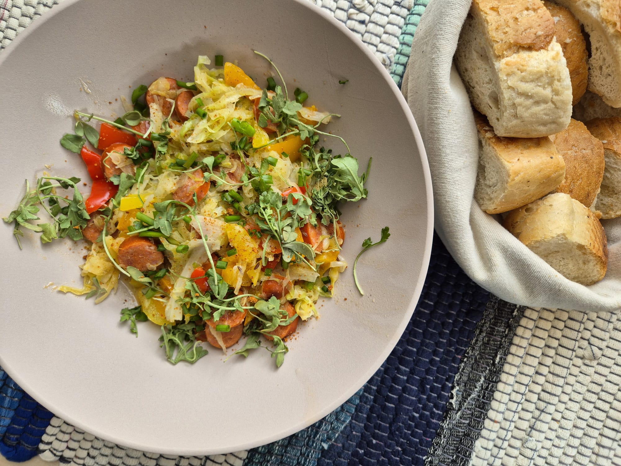 Frühkraut mit Debreziner und Paprika